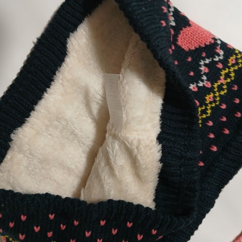 Cappello da slittino bambina in maglia nero con cuori rosa e sciarpa collo entrambi foderati in pelliccia - Foto 5 di 5