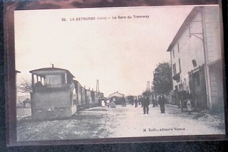 Rare CPA La DETOURBE isère le tramway en gare gros plan