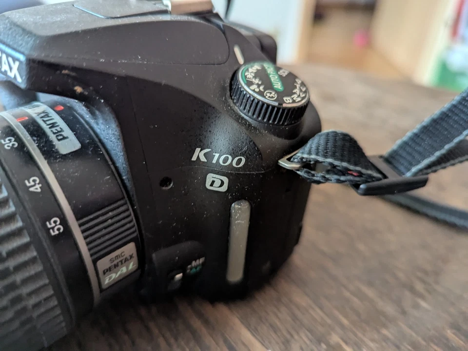 Pentax K K100D 6.1MP Digitalkamera - Schwarz (mit 8-55mm Objektiv) - Bild 2 von 2