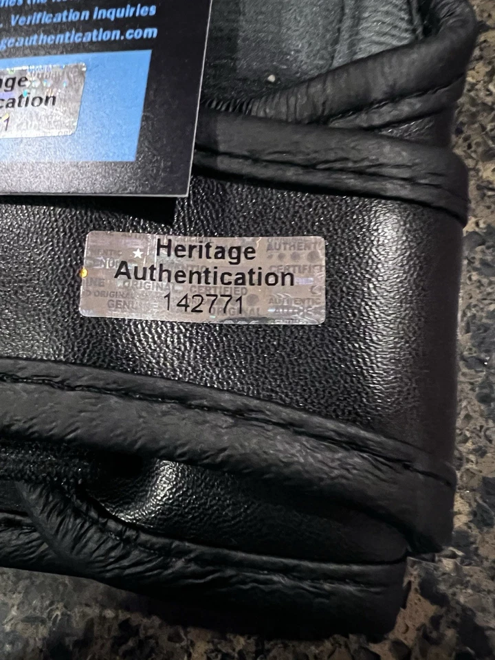 Guante UFC firmado por Tito Ortiz certificado de autenticidad Foto 3 de 3