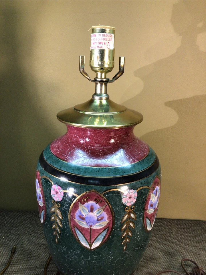 "Lámpara de mesa de porcelana con base de madera y aro pintada a mano flores elevadas 31"" de alto" Foto 3 de 4