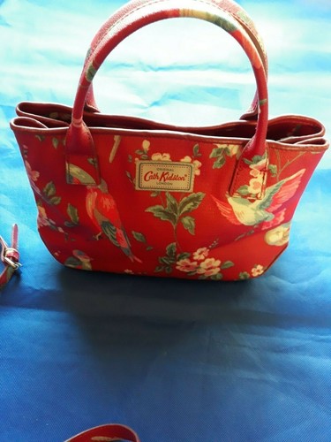 Atemberaubende CK Design Red Birds Collection Handtasche Medium Tasche, perfekter Zustand