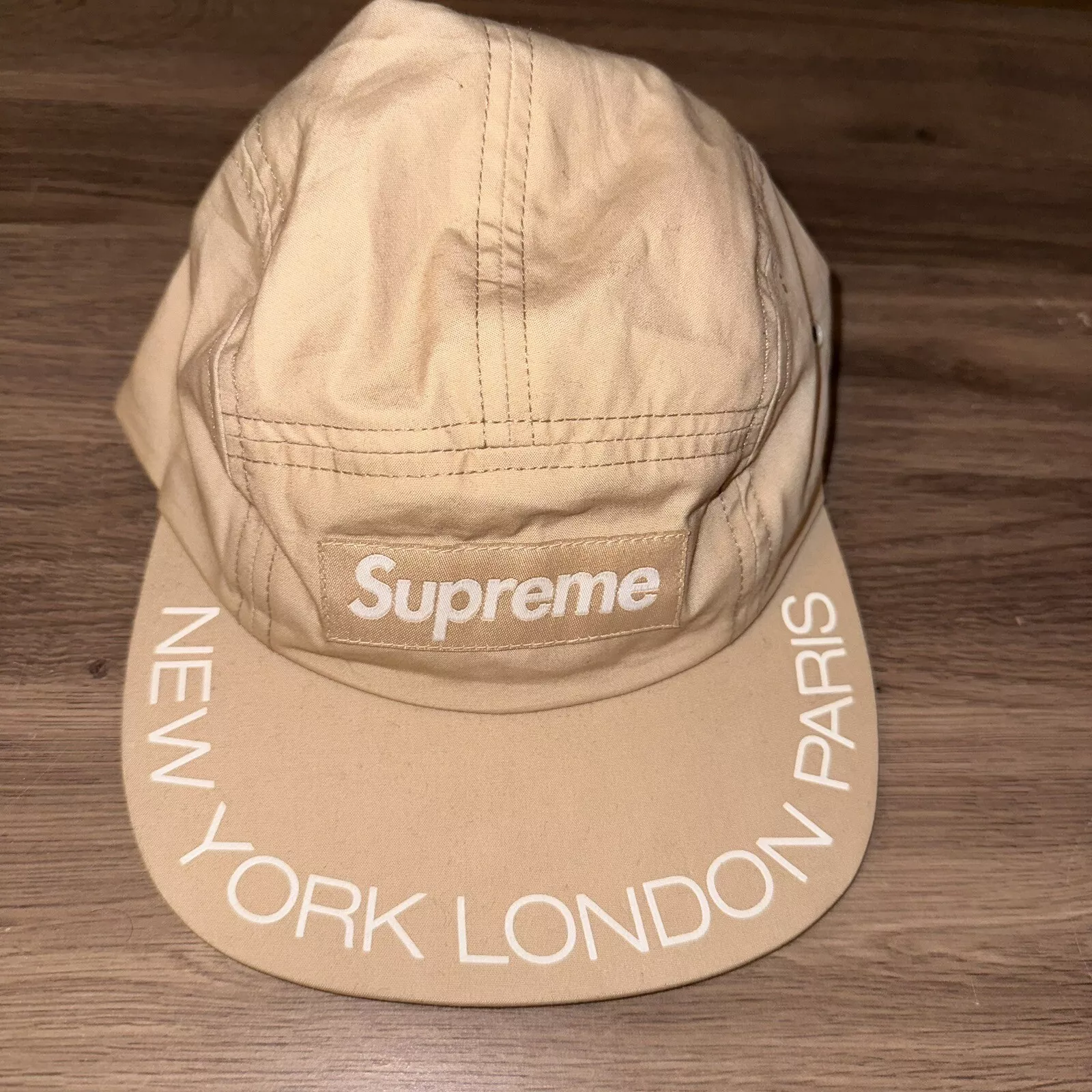 Casquette de camp Supreme Tan Box logo New York Londres Paris 5 panneaux bretelles États Unis