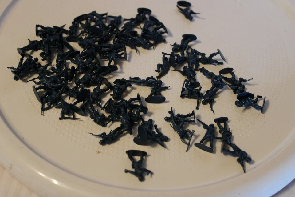 HO Scale Unbranded, 72 Unpainted Infantry Figures, Various Fighting Poses - Image 3 of 3