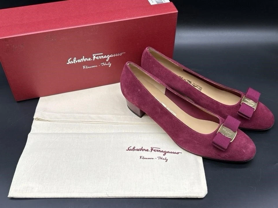 Zapatos de salón Salvatore Ferragamo Vara con lazo gamuza borgoña herrajes dorados, talla 8 Foto 2 de 4