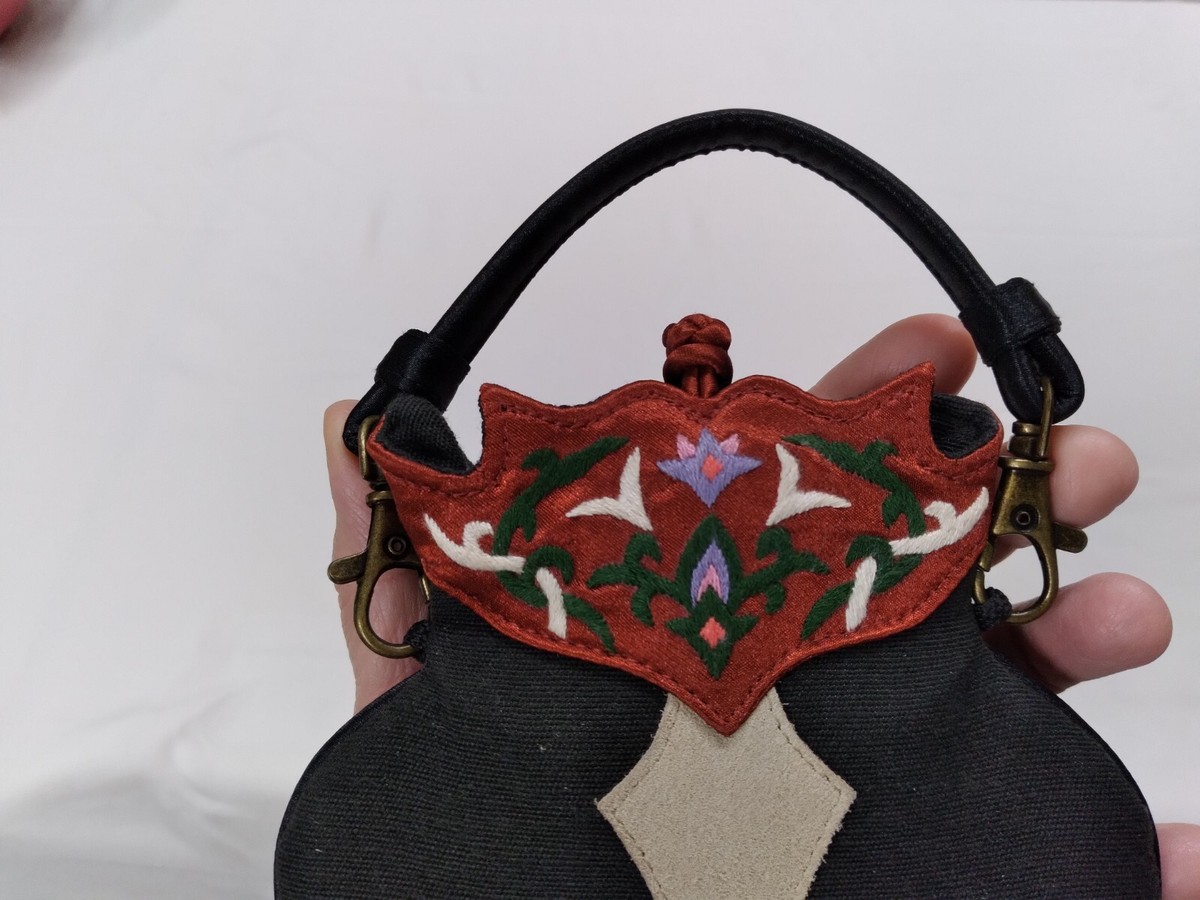 OOVOO Le Thi Hong Tu Hand Embroidered Silk & Leather 