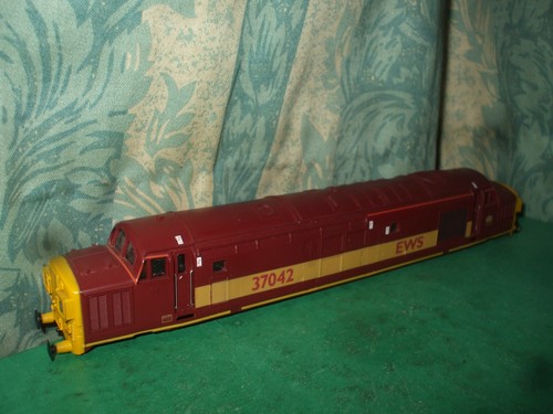HORNBY CLASS 37 EWS RED LOCO BODY ONLY - 37042 - 第 4/5 張圖片