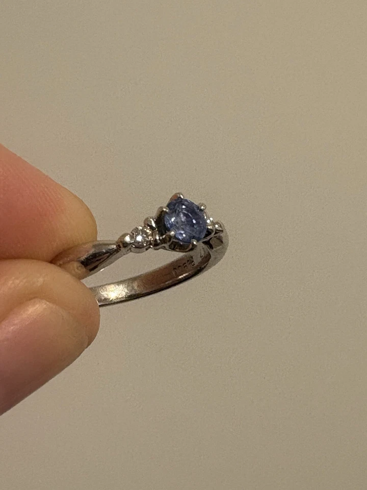 Anillo pequeño de platino con halo de diamantes de zafiro azul de Ceilán - 4,24 gms, talla 5, 0,52 quilates Foto 2 de 4
