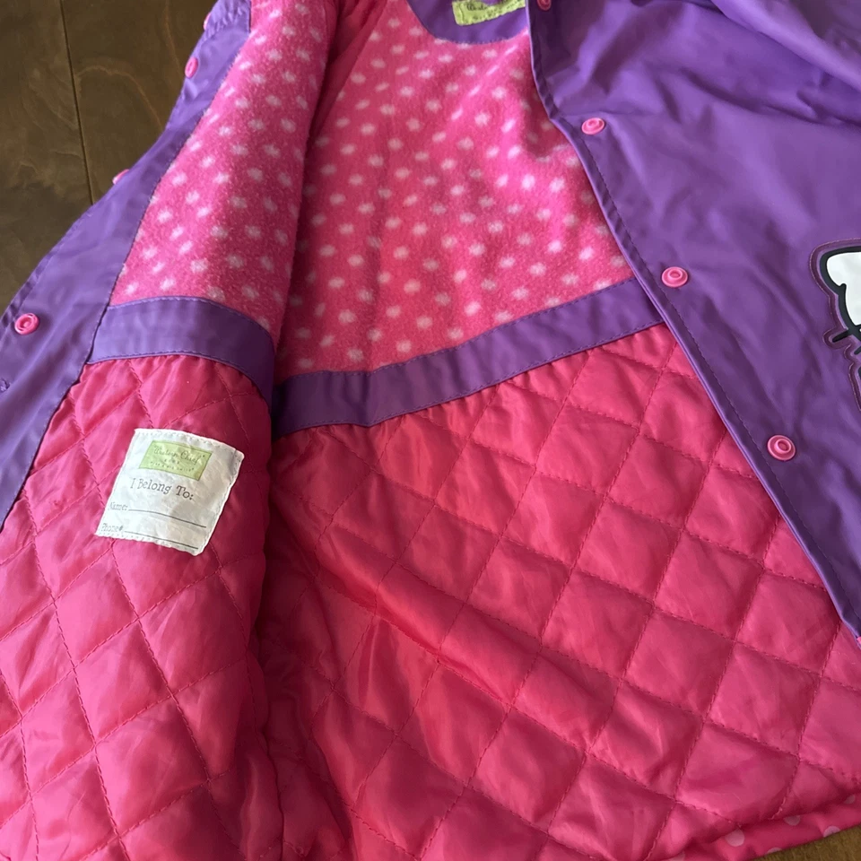 Impermeable Hello Kitty 4T Niñas Western Chief Rosa Púrpura Forrado Frontal A Presión Con Capucha Foto 3 de 4