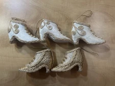 Set Of 5 Victorian-style high-heeled boot Shoe Christmas ornaments Gold Cream
