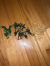 Lot Of 26 Toy Soldiers Green/Lt Green  Tan Army Men 2  Tall Plastic