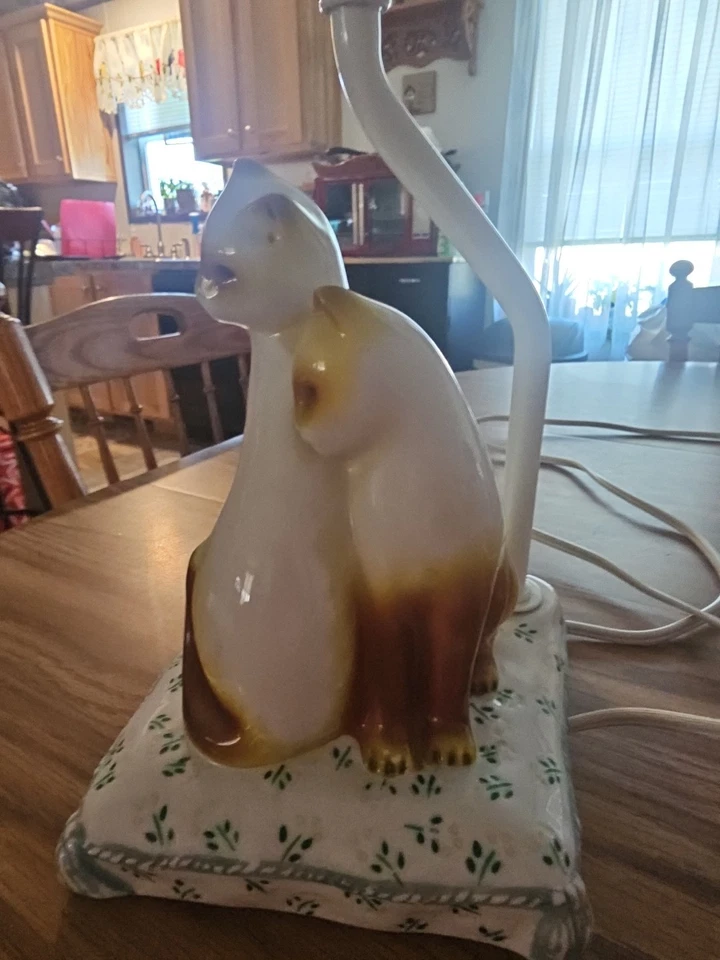 Lámpara de mesa con 2 gatos en una almohada. Foto 3 de 4