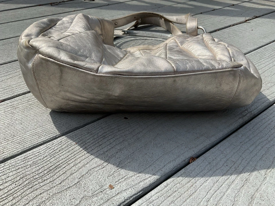 Cartera FURLA plateada metálica con asa Lucite y correas de cuero ajustables Foto 4 de 4