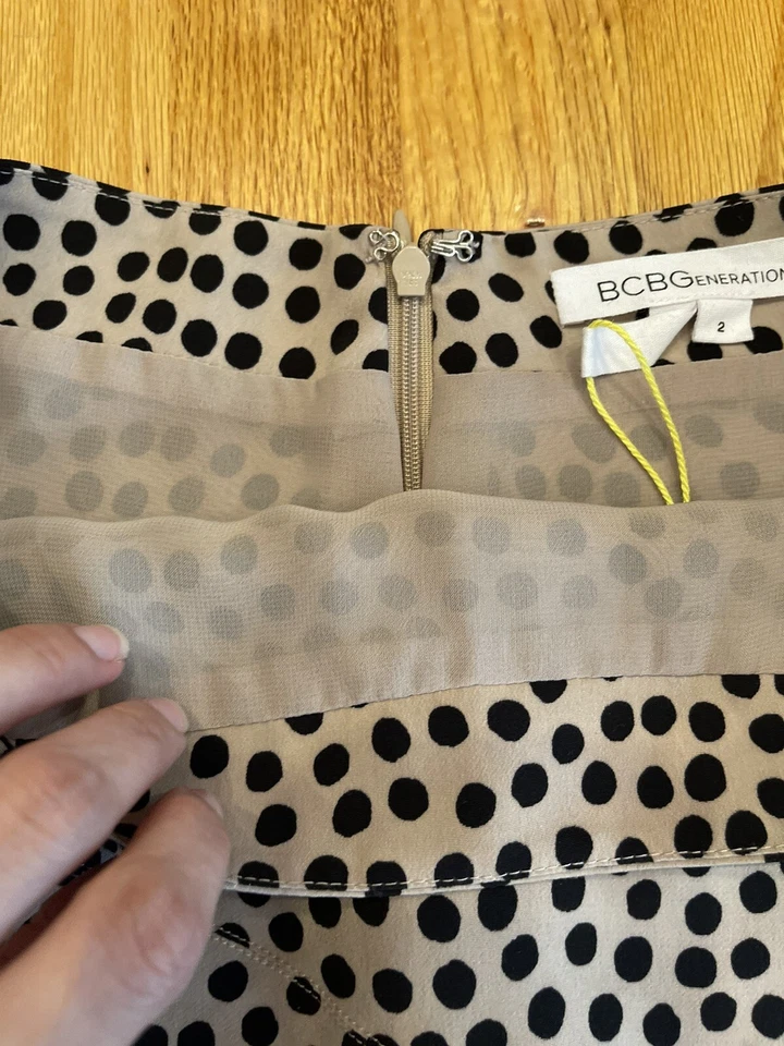 Mini-saia BCBGeneration bronzeada e preta bolinhas  - Imagem 4 de 4