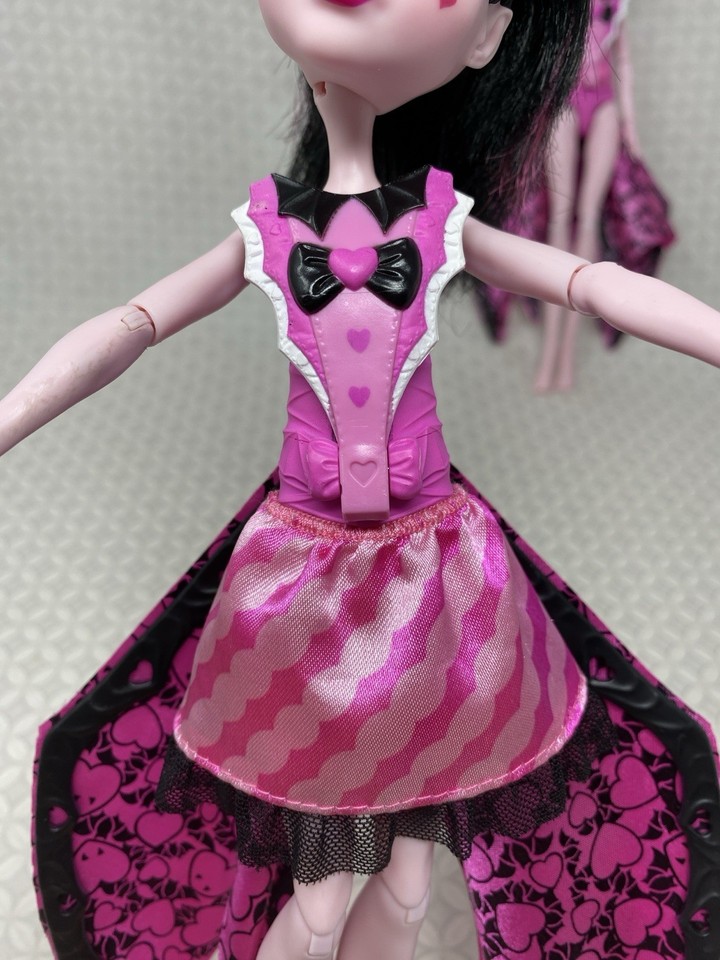 Mattel Monster High G2 Ghoul to Bat Draculaura Transformation Doll set