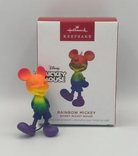Hallmark Keepsake Adorno de Navidad 2024, Disney Mickey Mouse Arco Iris Mickey