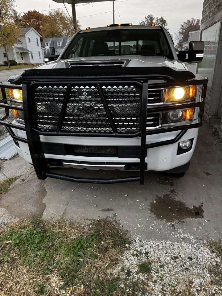 Protector de rejilla Ranch Hand Legand para 17-24 Chevy 2500/3500 Foto 3 de 3