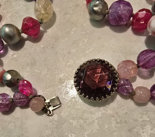 SOMBRERO CARNEGIE FIRMADO DE COLECCIÓN DOBLE HEBRA DE CUENTAS DE COLORES CON GRANDES DIAMANTES DE IMITACIÓN - Imagen 10 de 23