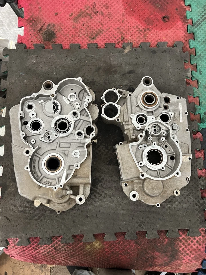 2008 KTM 450XC 525XC ATV ENGINE CASE SET W/ BEARINGS ASY. 83030003000 - Image 2 of 4