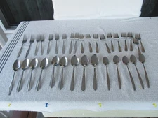 NICE ~ 33 PIECE MIXED LOT STAINLESS STEEL FLATWARE SET~~SEE PHOTOS FOR DETAILS!!