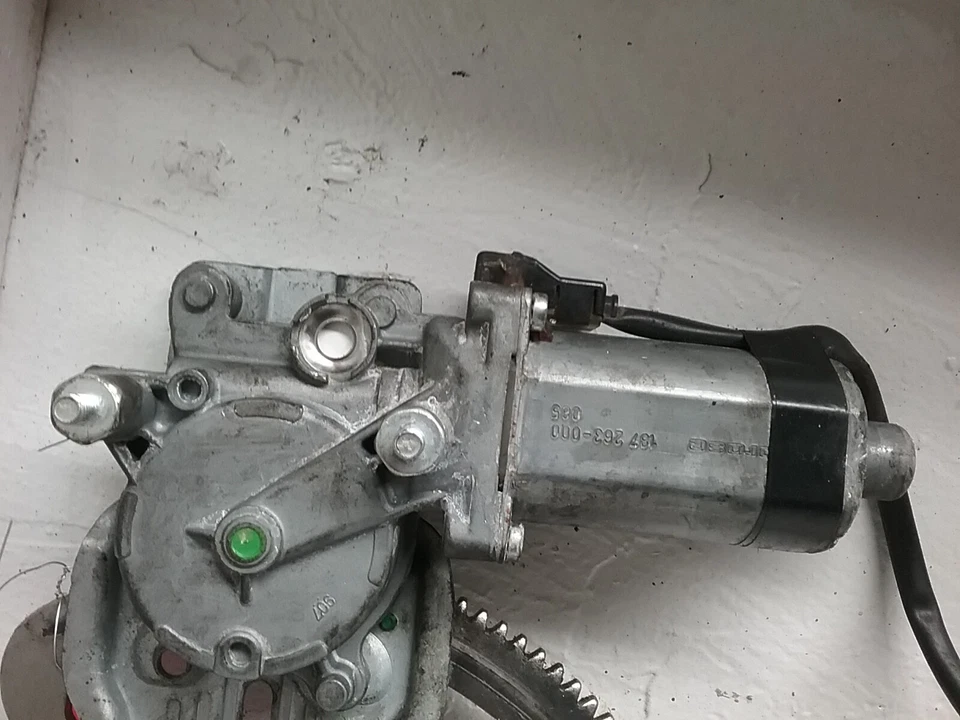 Motor regulador ventana trasera izquierda Jaguar Vanden Plas XJ8 1998-2003 0 130 821 612 Foto 2 de 4