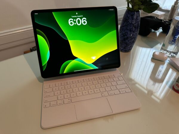 New listingApple iPad Pro 6th Gen 512GB WiFi  5G Unlocked 129in with Magic Keyboard - image 2