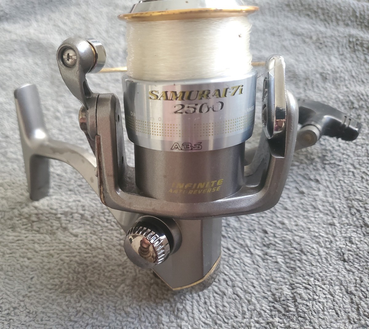 DAIWA SAMURAI-7I 2500 SPINNING REEL WITH BOX, PAPERS AND EXTRA