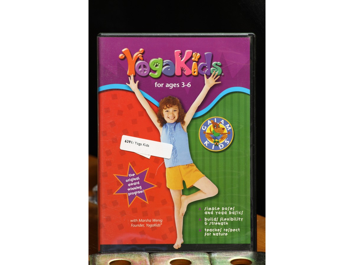 その他 Yoga: Children [DVD] Amazon.com: Yoga Motion - Yoga DVD for Kids Ages 2.5+ : Namaste