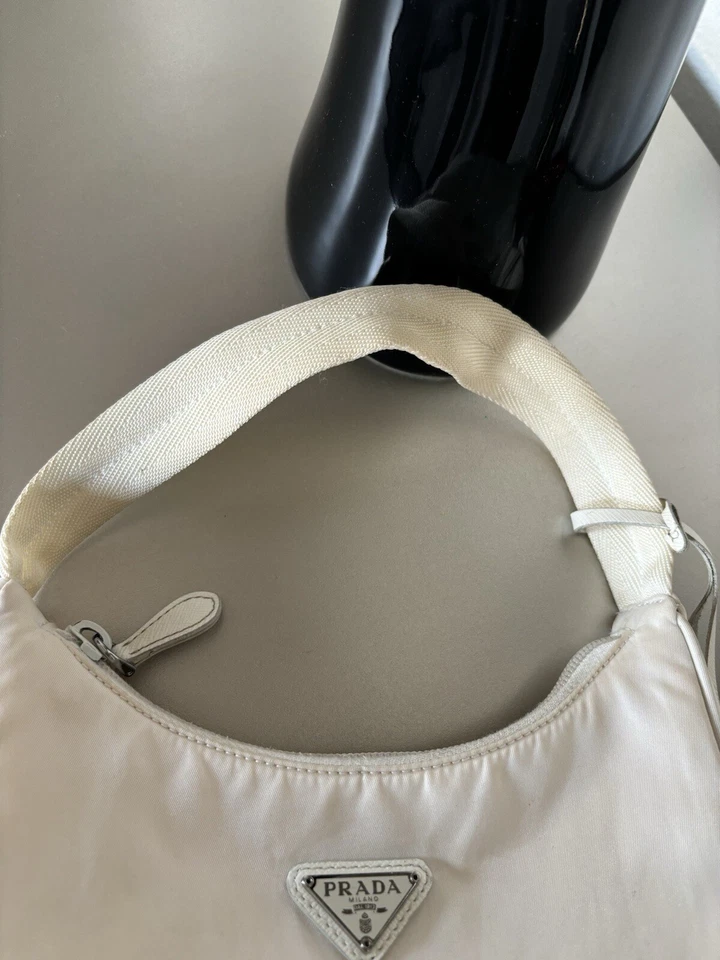 Prada Re-Edition 2000, foto 4 di 5