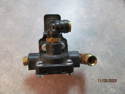 INTERNATIONAL 3628539C92 Air Brake Valve Bendix 5018325 1 PSI free 
