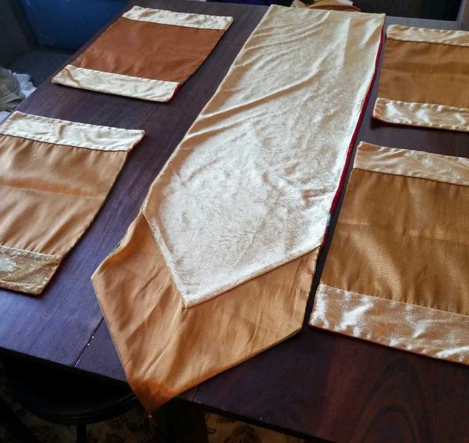 Christmas Table Runner With 8 Placemats Burgundy Green Reverse To Gold - Image 4 of 4