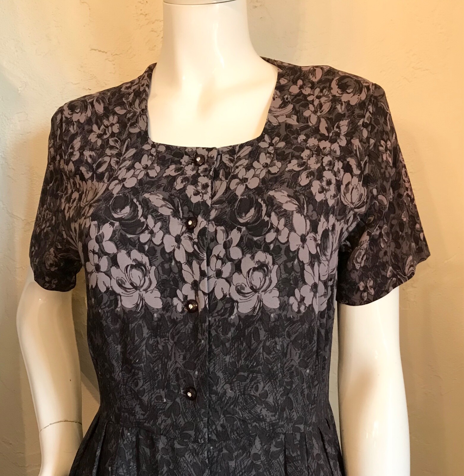 VINTAGE 1950’s Lovely Muted Floral Rayon Jersey D… - image 4