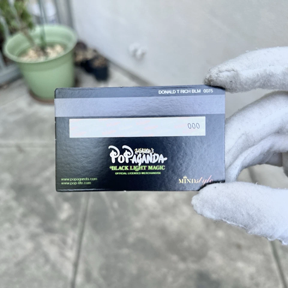 Figura Artística Vinilo Ron English Donald T Rich Grin 12" Richie Luz Negra Trump Foto 3 de 4