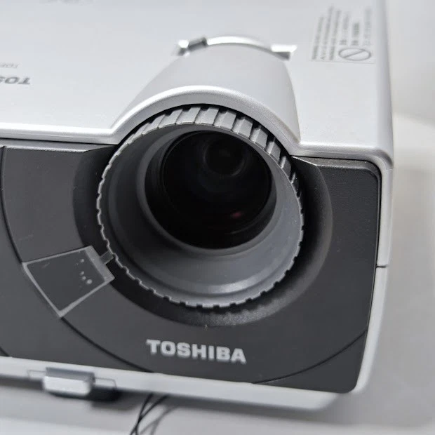 Toshiba TDP-T9 DLP Projektor - Ungetestet, Gebraucht - Bild 3 von 4