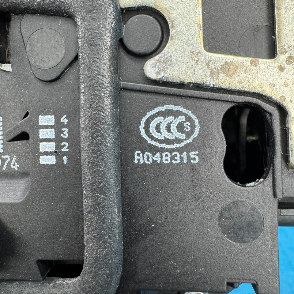 Actuador de bloqueo de puerta delantera derecha BMW 325i E90 2006-2008 OEM 7059974 Foto 4 de 4