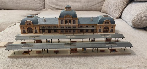 Vollmer 19884 Spur N Bahnhof Baden Baden mit 2 Bahnsteigen aufgebaut. | Zustand: Gebraucht