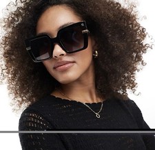 Quay Notorious Women  s Sunglasses Black Smoke