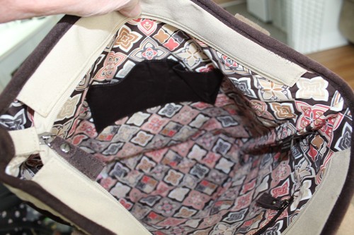 Bolso Vera Bradley Grande Gamuza y Acolchado Marrón Caqui - Imagen 9 de 16