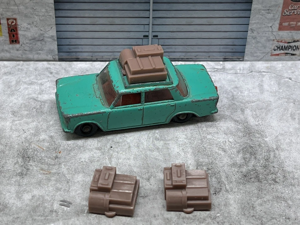 Matchbox Lesney Fiat 1500 No. 56 (2 LUGGAGE, CAR NOT INCLUDED) - Image 3 of 3
