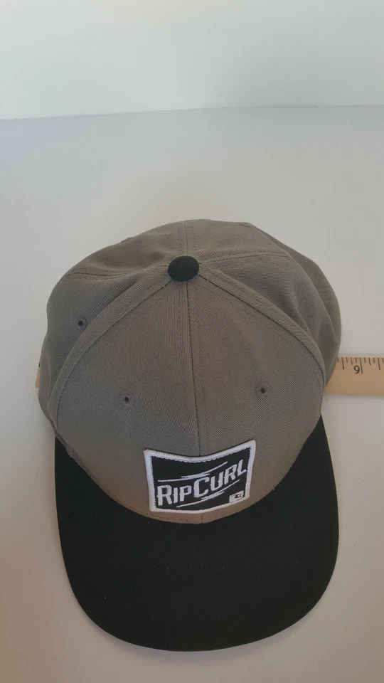 Sombrero Rip Curl Snap Back ~ Negro ~ Gris ~ Gris ~ Logotipo de parche cuadrado bordado Foto 2 de 4