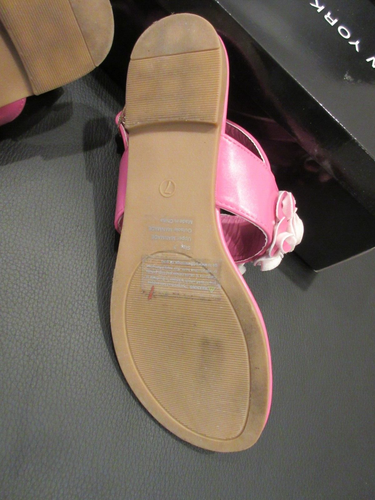 Sandalias con correa en T rosa flor 7 tanga COMO NUEVAS para mujer New York and Company - Imagen 3 de 3