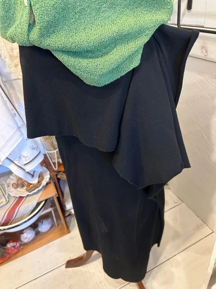 FALDA AJUSTADA NEGRA USADA CON DISEÑO ACAMPANADO ACEPTABLE Foto 2 de 4