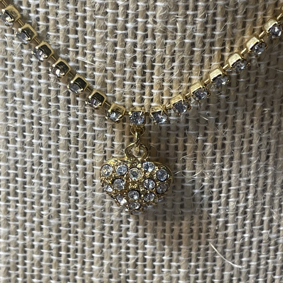 Collar con colgante de corazón de circonita cúbica de 1928 en tono dorado  Foto 2 de 4