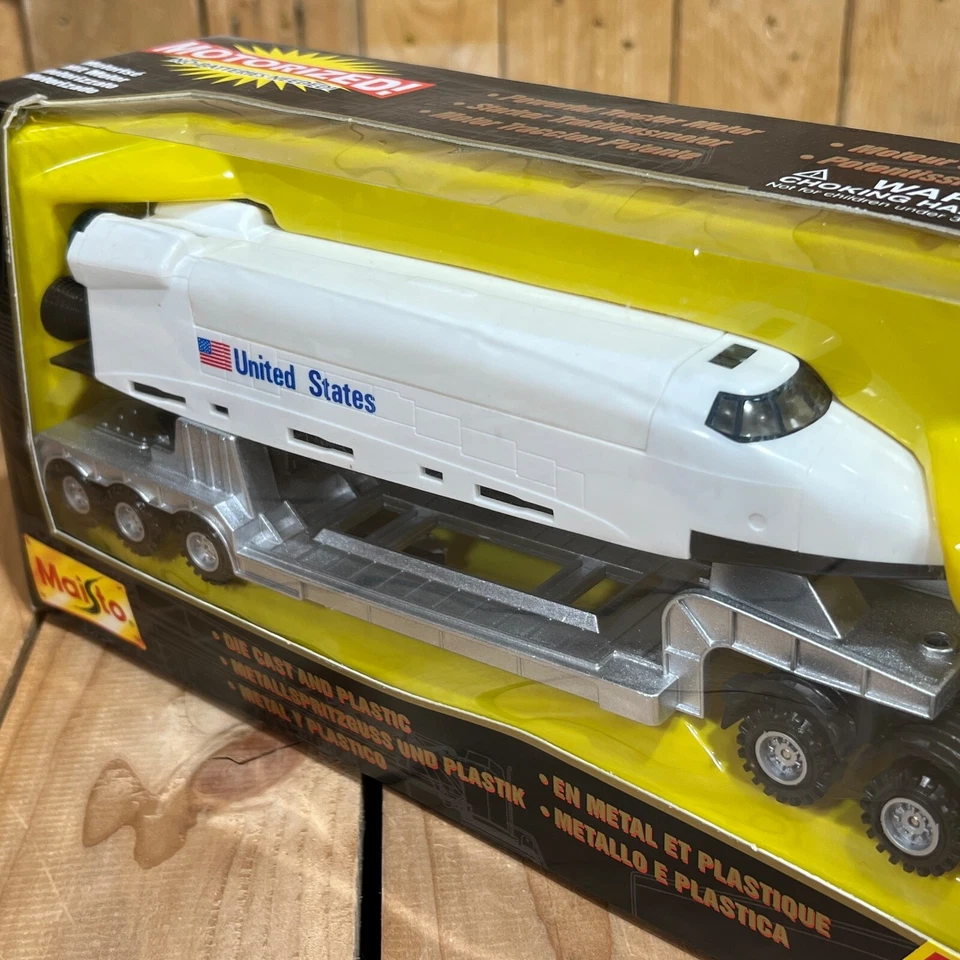 Maisto Truck Line R365 Highliner Renault Tractor Trailer w/NASA Space Shuttle - Image 4 of 4