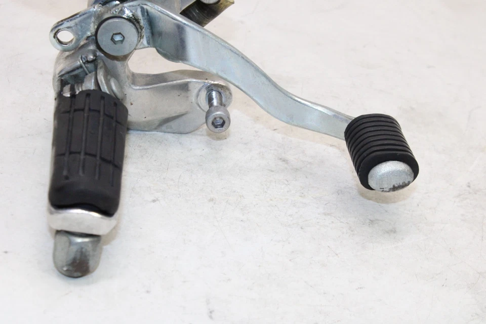 95-07 YAMAHA YZF600R OEM JUEGO TRASERO DERECHO CONDUCTOR REPOSAPIÉS TOPE CON PEDAL Foto 3 de 4