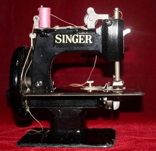 Singers Sewhandy Model 20 Child's Sowing Machine