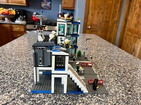 LEGO City: Police Station (7498), Retired Complete w/ Manual, Minifigs & Box, 