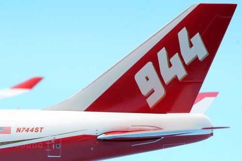 Avión diecast JC 1:200 Global Super Tanker B747-400 modelo N744ST aletas hacia abajo - Imagen 11 de 12