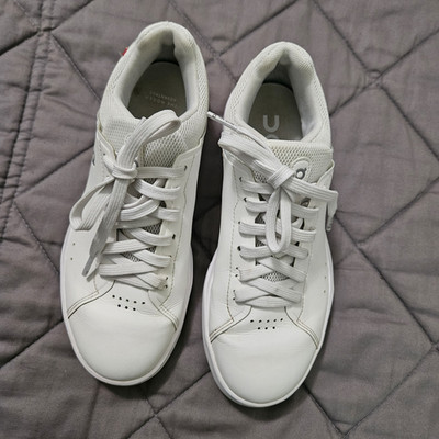 On Cloud The Roger Advantage White Leather Sneakers Womens Size 7 model 48.99452