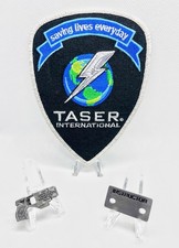 Raro Combo Taser Parche y Pin con Instructor Balancín Accesorio para Uniforme Camisa